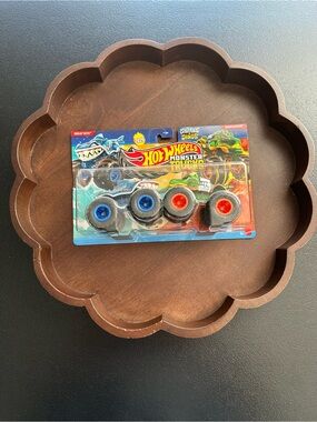 Hot Wheels Monster Trucks 2 Pack Great Bite vs Rageasaur